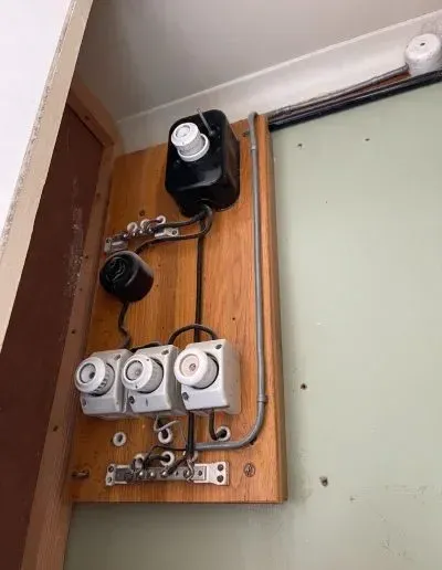 Elinstallation med säkringar och uttag