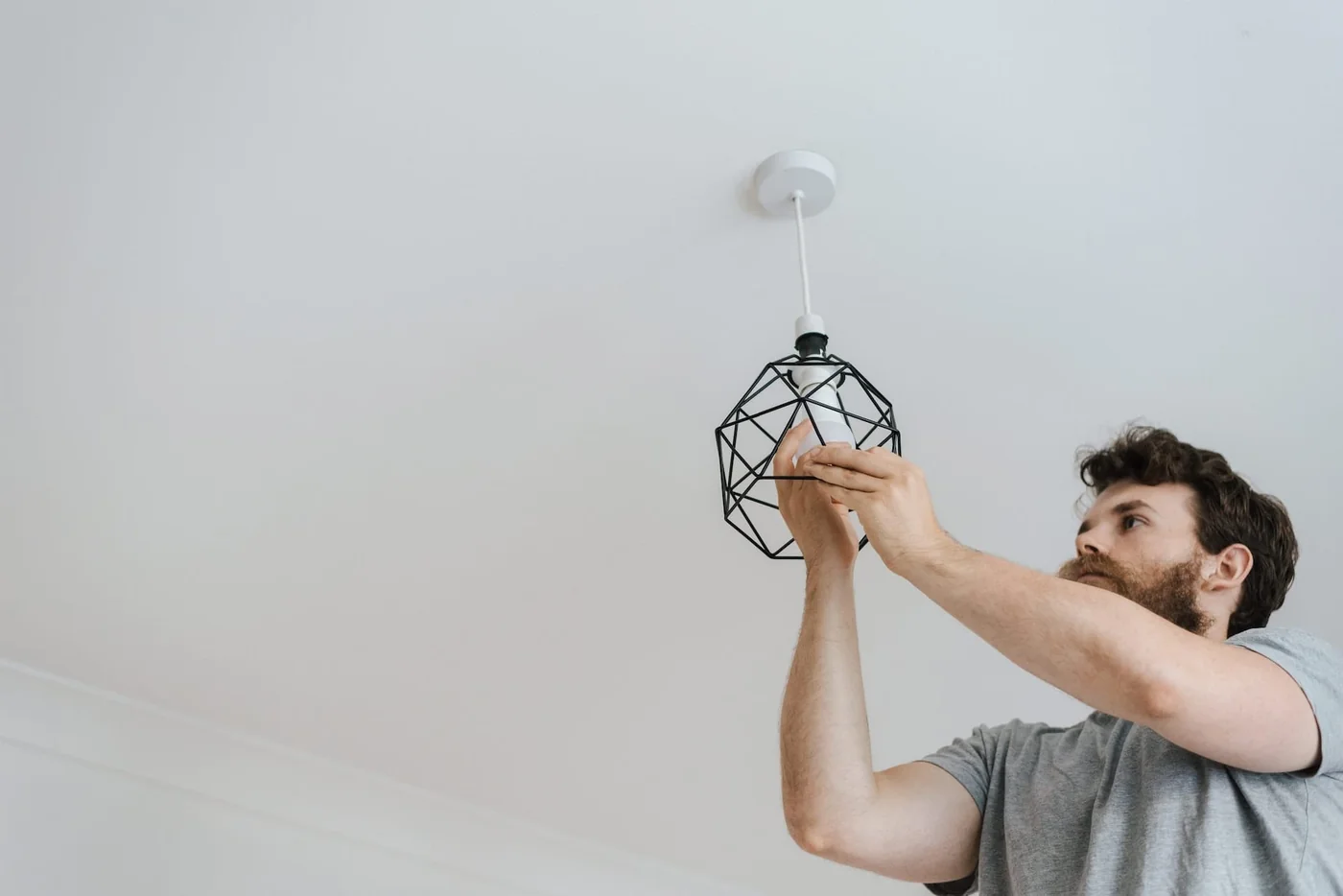 Elektriker installerar en taklampa